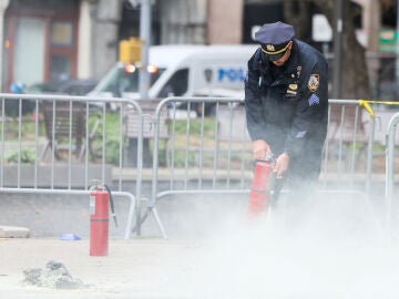 Policía con un extintor en Nueva York