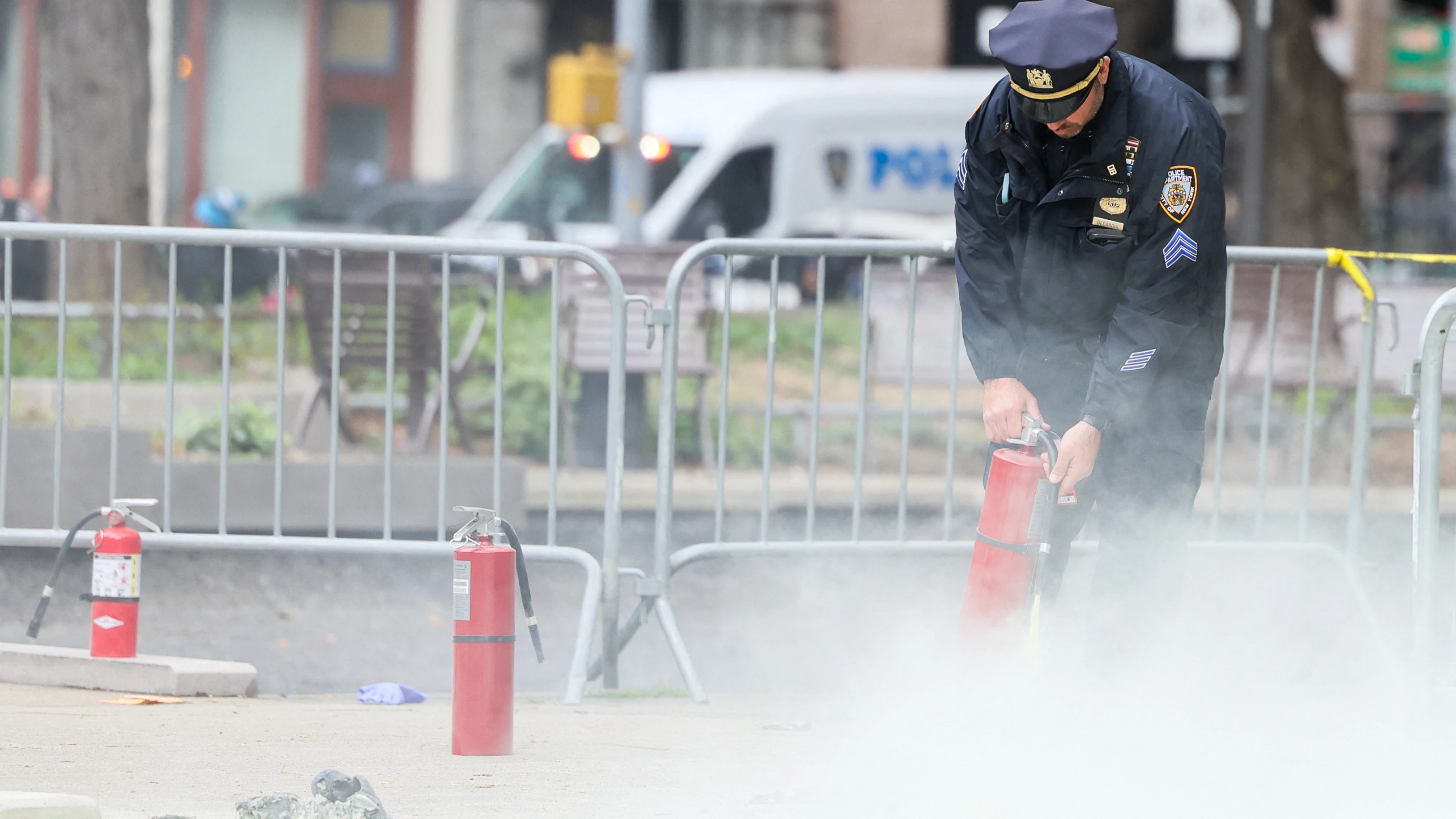 Polic&iacute;a con un extintor en Nueva York