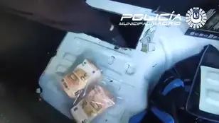 Vídeo | La policía encuentra 120.000 euros en un coche mal aparcado en Madrid