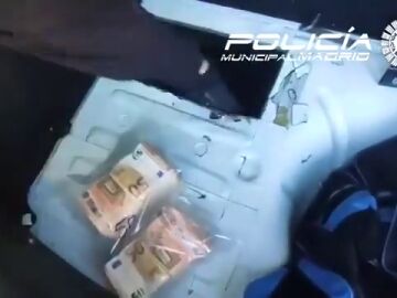 Vídeo | La policía encuentra 120.000 euros en un coche mal aparcado en Madrid