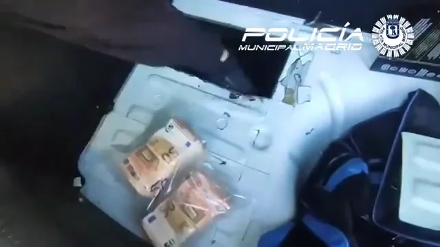 V&iacute;deo | La polic&iacute;a encuentra 120.000 euros en un coche mal aparcado en Madrid