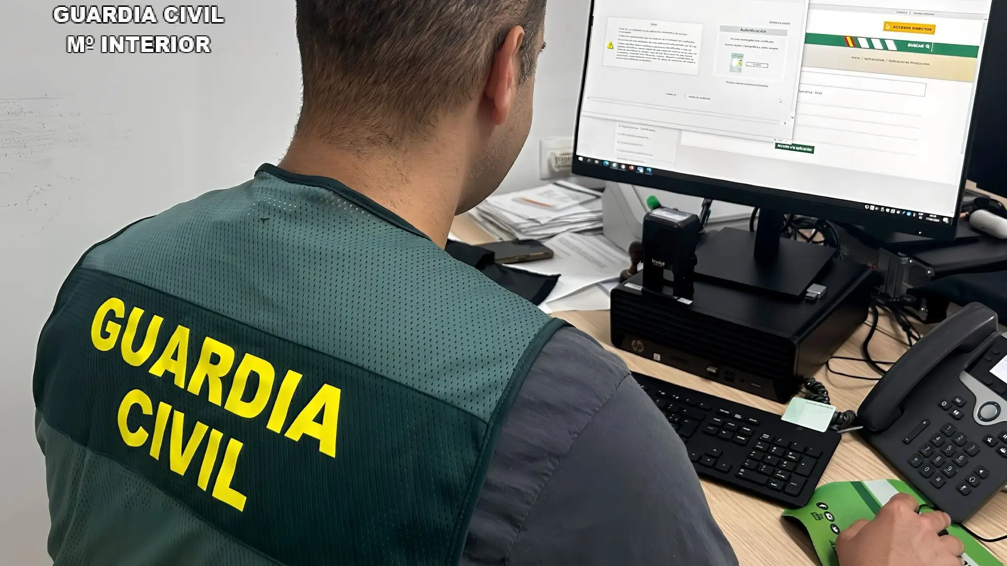 Detenida una mujer en Isla Cristina por prometer supuestamente un falso matrimonio a un extranjero Agente de la Guardia Civil.GUARDIA CIVIL17/04/2024