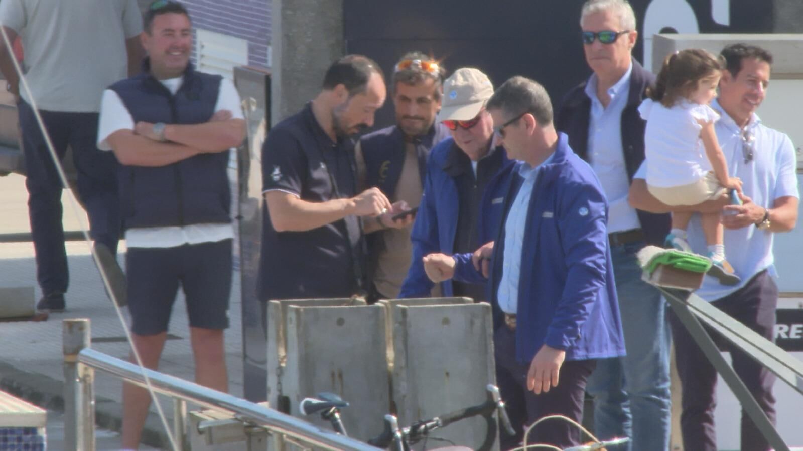 Juan Carlos I se deja ver por el puerto deportivo de Sanxenxo, pero no compite en el primer día de regata