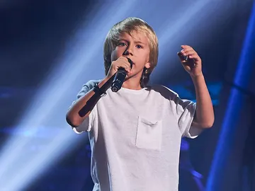 Con tan solo 7 años, Daniil es el siguiente talent en subirse al escenario de La Voz Kids. El pequeño canta en su habitación y no solo canta… ¡también baila! El talent ha escogido ‘Still loving you’ un tema de Scorpions con el que ha arriesgado todo en las Audiciones a ciegas. Lola Índigo y Rosario han girado su silla con su actuación y han quedado encantadas: “¡Vaya máquina!”, señala Lola. Daniil ha reconocido ser un rockero de corazón: “Has empezado muy bien, luego ha habido cositas, pero te estaba sintiendo”, confiesa Rosario. Tras las palabras de Rosario, el pequeño ha sido claro: “Yo te quería elegir”, ha confesado. Y sin pensárselo más, Daniil se ha ido directo al equipo de Rosario. ¡Ya eres todo un monstruo! Con tan solo 7 años, Daniil es el siguiente talent en subirse al escenario de La Voz Kids. El pequeño canta en su habitación y no solo canta… ¡también baila! El talent ha escogido ‘Still loving you’ un tema de Scorpions con el que ha arriesgado todo en las Audiciones a ciegas. Lola Índigo y Rosario han girado su silla con su actuación y han quedado encantadas: “¡Vaya máquina!”, señala Lola. Daniil ha reconocido ser un rockero de corazón: “Has empezado muy bien, luego ha habido cositas, pero te estaba sintiendo”, confiesa Rosario. Tras las palabras de Rosario, el pequeño ha sido claro: “Yo te quería elegir”, ha confesado. Y sin pensárselo más, Daniil se ha ido directo al equipo de Rosario. ¡Ya eres todo un monstruo!