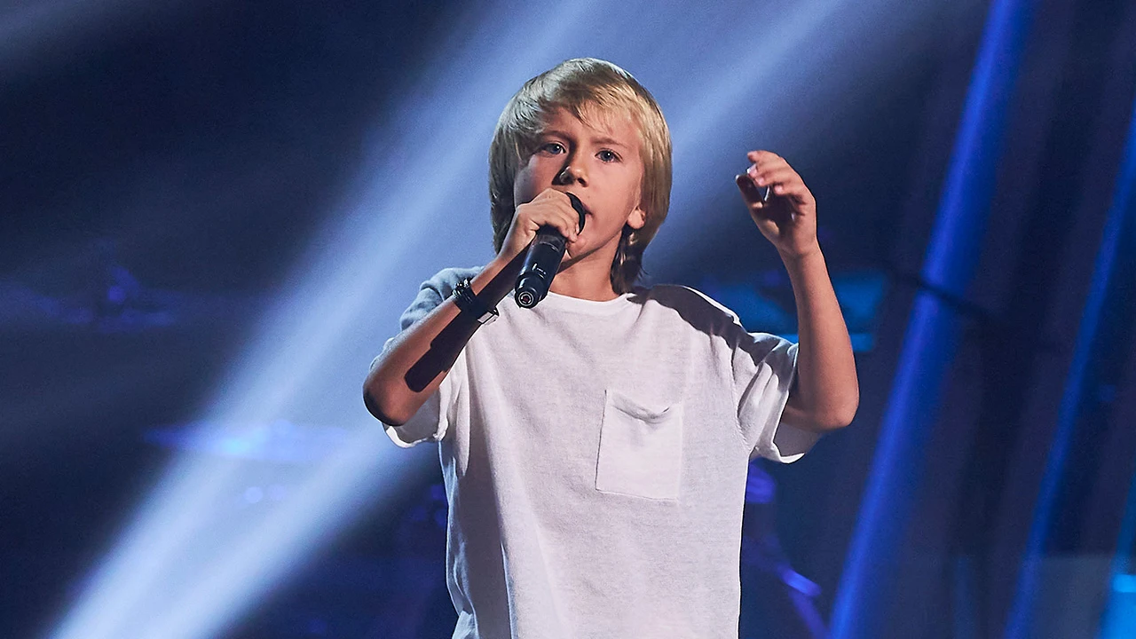 Con tan solo 7 años, Daniil es el siguiente talent en subirse al escenario de La Voz Kids. El pequeño canta en su habitación y no solo canta… ¡también baila! El talent ha escogido ‘Still loving you’ un tema de Scorpions con el que ha arriesgado todo en las Audiciones a ciegas. Lola Índigo y Rosario han girado su silla con su actuación y han quedado encantadas: “¡Vaya máquina!”, señala Lola. Daniil ha reconocido ser un rockero de corazón: “Has empezado muy bien, luego ha habido cositas, pero te estaba sintiendo”, confiesa Rosario. Tras las palabras de Rosario, el pequeño ha sido claro: “Yo te quería elegir”, ha confesado. Y sin pensárselo más, Daniil se ha ido directo al equipo de Rosario. ¡Ya eres todo un monstruo! Con tan solo 7 años, Daniil es el siguiente talent en subirse al escenario de La Voz Kids. El pequeño canta en su habitación y no solo canta… ¡también baila! El talent ha escogido ‘Still loving you’ un tema de Scorpions con el que ha arriesgado todo en las Audiciones a ciegas. Lola Índigo y Rosario han girado su silla con su actuación y han quedado encantadas: “¡Vaya máquina!”, señala Lola. Daniil ha reconocido ser un rockero de corazón: “Has empezado muy bien, luego ha habido cositas, pero te estaba sintiendo”, confiesa Rosario. Tras las palabras de Rosario, el pequeño ha sido claro: “Yo te quería elegir”, ha confesado. Y sin pensárselo más, Daniil se ha ido directo al equipo de Rosario. ¡Ya eres todo un monstruo!