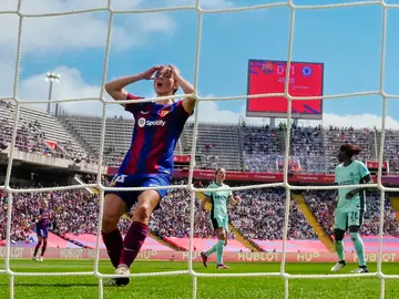 Aitana Bonmatí se lamenta durante el partido de semis de Champions entre Barcelona y Chelsea Aitana Bonmatí se lamenta durante el partido de semis de Champions entre Barcelona y Chelsea