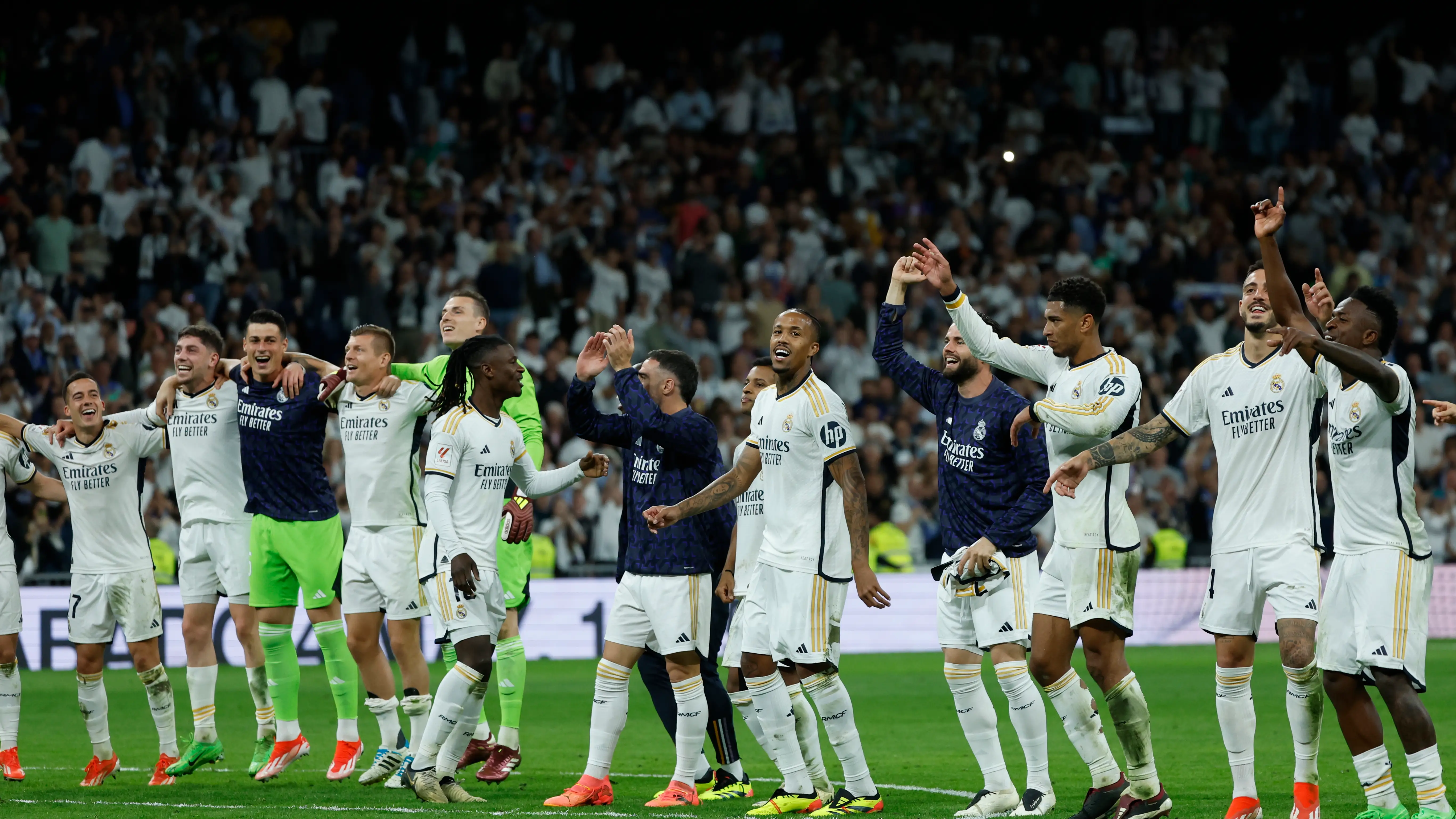 Los jugadores del Real Madrid celebran la victoria en El Cl&aacute;sico (3-2)