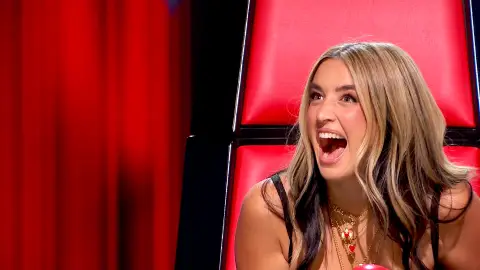 Melendi se lanza a cantar ‘La Niña de la Escuela’ Lola Índigo alucina con Melendi cantando 'La Niña de la Escuela'