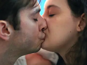 Tuğçe y Efe formalizan su relación con un apasionado beso Tuğçe y Efe formalizan su relación con un apasionado beso