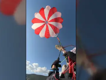 Horario Llorens desplegando el paracaídas