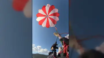 Horario Llorens desplegando el paracaídas