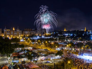 Vista del Real en los fuegos artificiales fin de la Feria de Sevilla 2024
