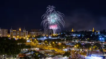 Vista del Real en los fuegos artificiales fin de la Feria de Sevilla 2024