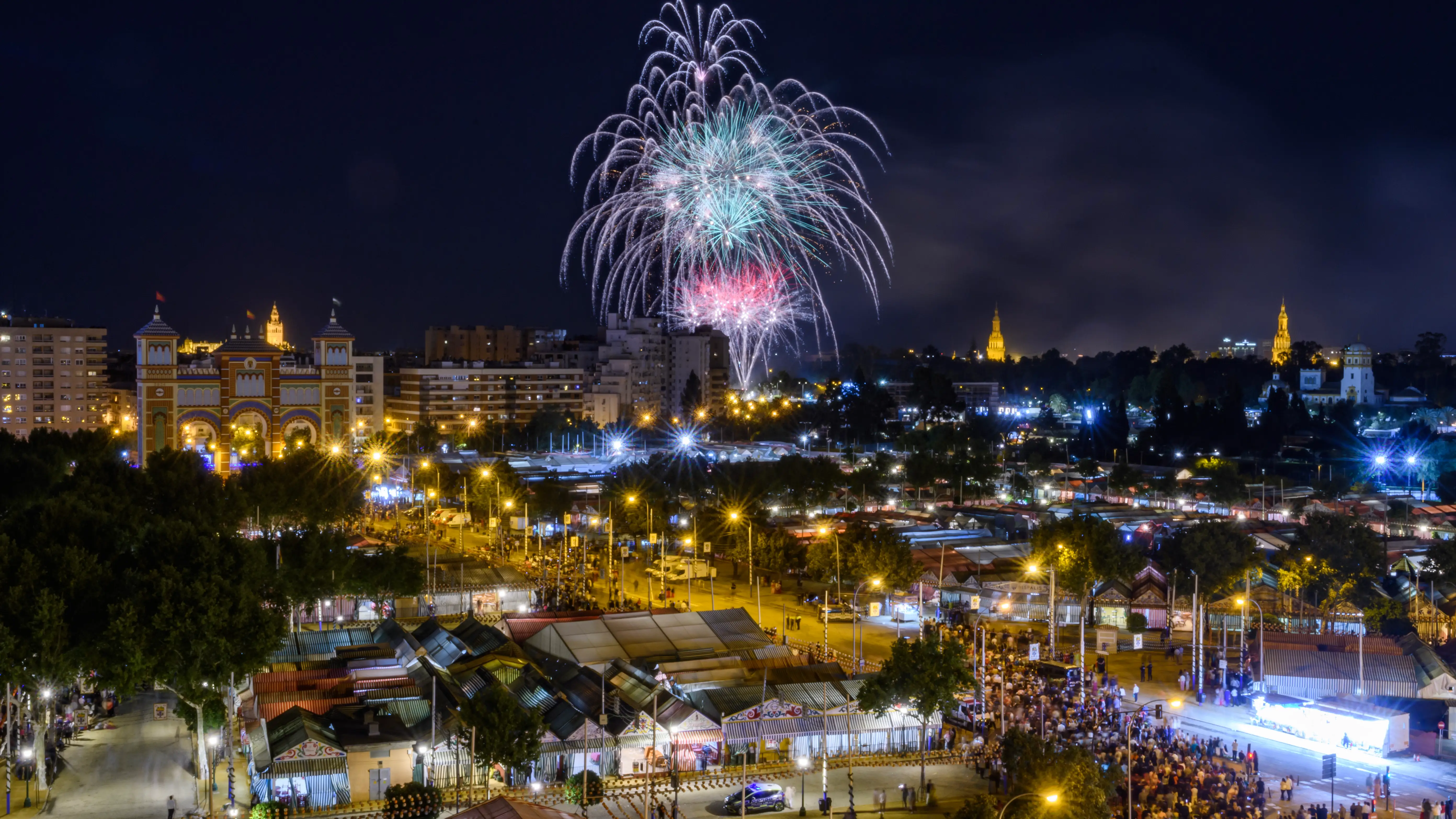 Vista del Real en los fuegos artificiales fin de la Feria de Sevilla 2024 Vista del Real en los fuegos artificiales fin de la Feria de Sevilla 2024