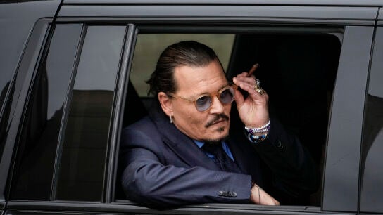 Johnny Depp asomado por la ventanilla de un coche