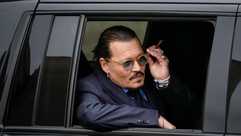 Johnny Depp asomado por la ventanilla de un coche