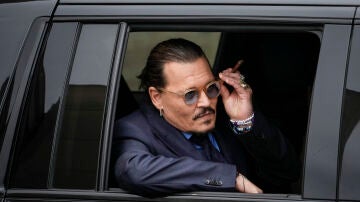 Johnny Depp asomado por la ventanilla de un coche