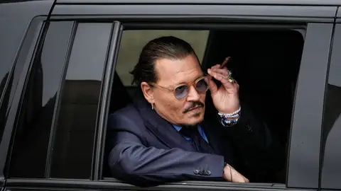 Johnny Depp asomado por la ventanilla de un coche Johnny Depp asomado por la ventanilla de un coche