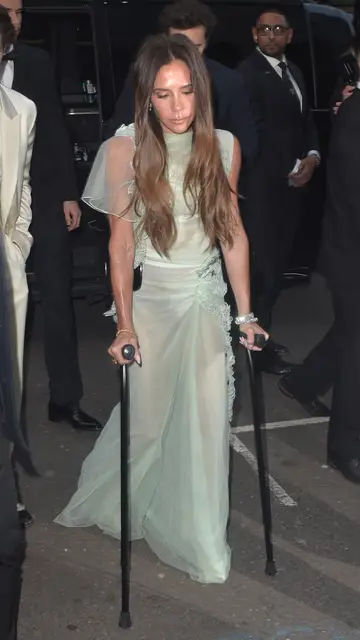 Victoria Beckham llegando en muletas a su fiesta de cumpleaños Victoria Beckham llegando en muletas a su fiesta de cumpleaños