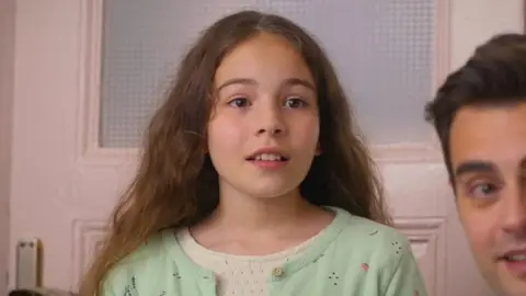 En el último capítulo de Hermanos: Emel vuelve a casa, pero los Eren no perdonan a Sengül En el último capítulo de Hermanos: Emel vuelve a casa, pero los Eren no perdonan a Sengül