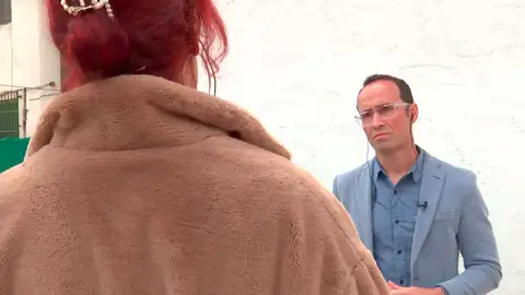 Transexual acosada por su casero. Transexual acosada por su casero.