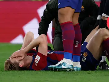 Frenkie de Jong con las manos en la cara tras caer lesionado en El Clásico Frenkie de Jong con las manos en la cara tras caer lesionado en El Clásico