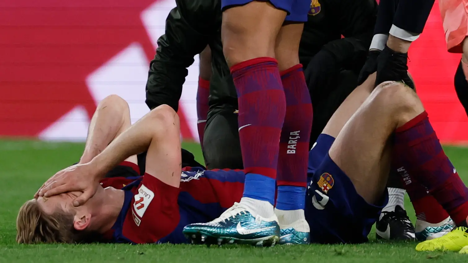 Frenkie de Jong con las manos en la cara tras caer lesionado en El Clásico Frenkie de Jong con las manos en la cara tras caer lesionado en El Clásico