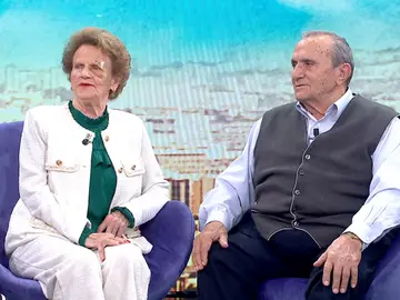 Asun y Marino cumplen su sueño de viajar a París tras 63 años de matrimonio y sellan toda una vida de amor Asun y Marino cumplen su sueño de viajar a París tras 63 años de matrimonio y sellan toda una vida de amor