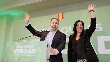 a candidata a Lehendakari por VOX, Amaia Martínez, y el presidente del partido Santiago Abascal