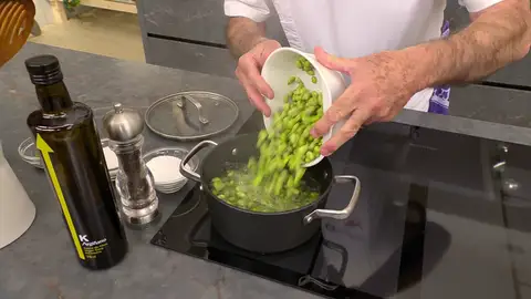 Cuando el agua empiece a hervir, introduce las habitas Cuando el agua empiece a hervir, introduce las habitas