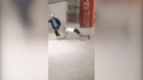 Taxistas y conductores ilegales se pelean en el aeropuerto de Málaga Taxistas y conductores ilegales se pelean en el aeropuerto de Málaga