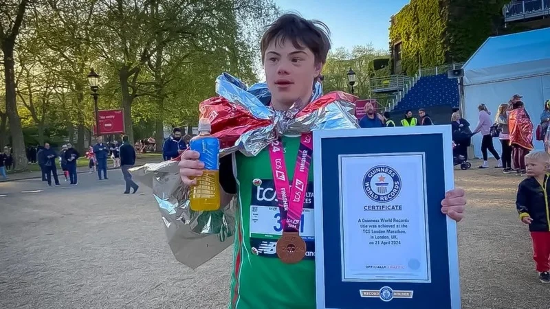 Lloyd Martin Lloyd Martin muestra el certificado Guinness de los récords