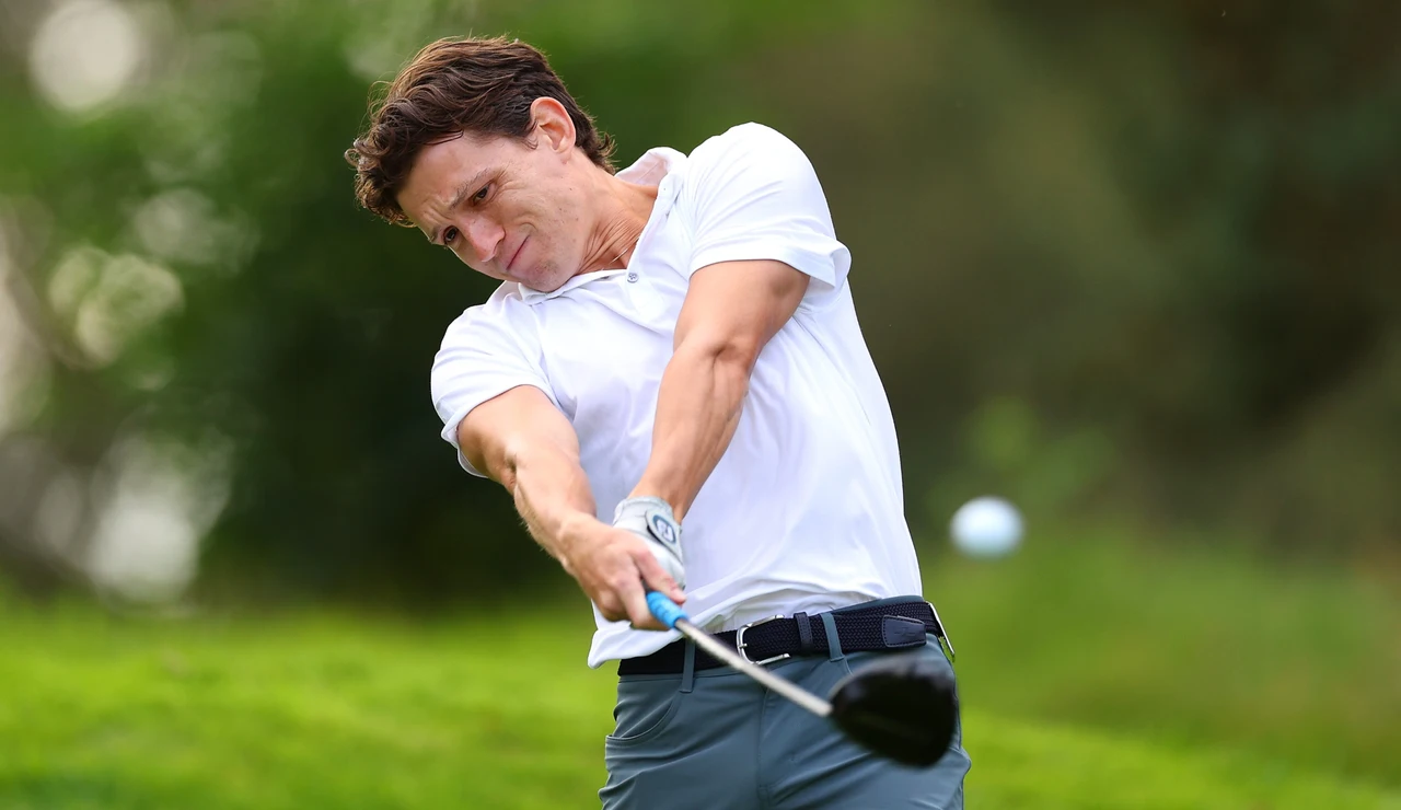 Tom Holland jugando al golf