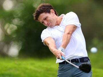 Tom Holland jugando al golf
