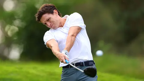 Tom Holland jugando al golf Tom Holland jugando al golf