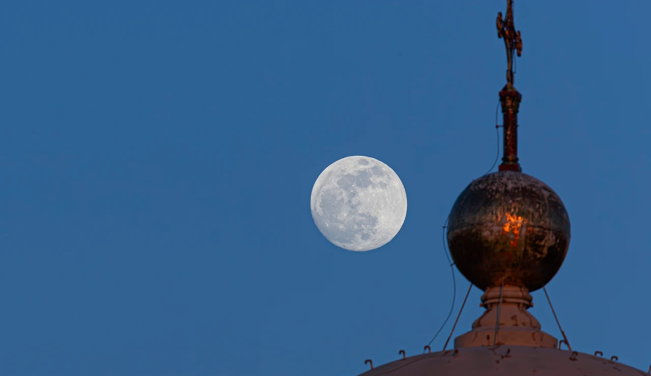 Vista de la luna rosa de abril en Zaragoza