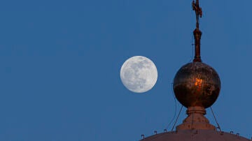 Vista de la luna rosa de abril en Zaragoza
