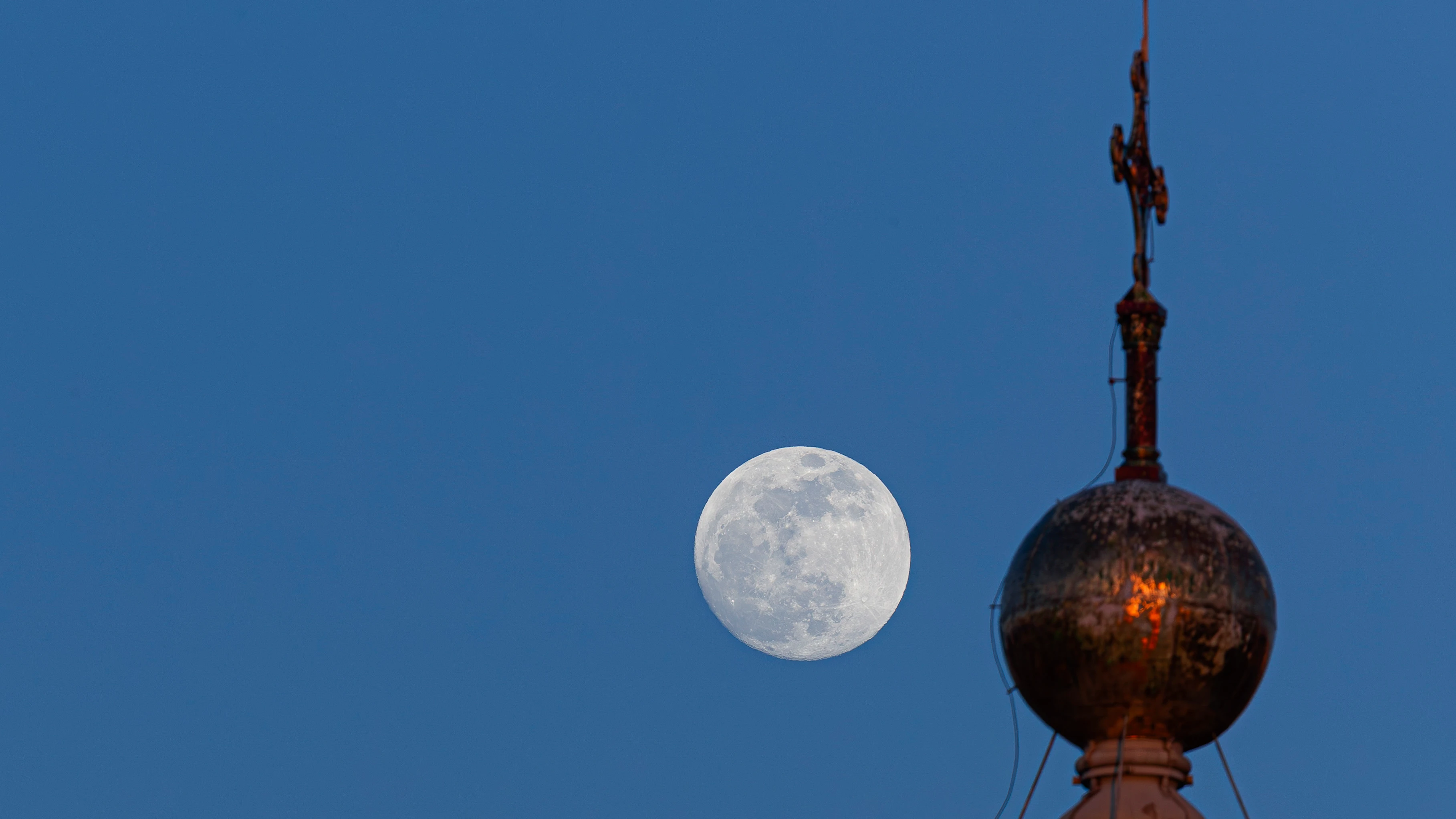 Vista de la luna rosa de abril en Zaragoza