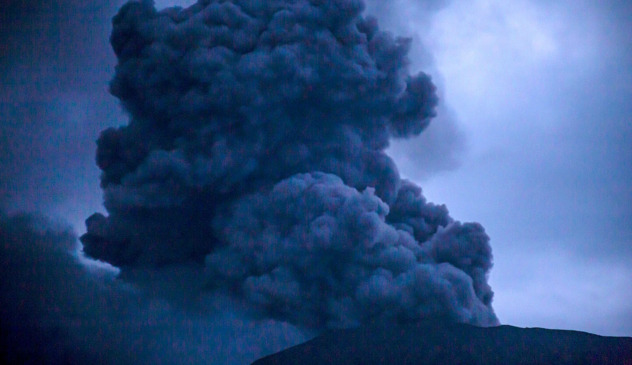 Imagen de archivo de un volcán en Indonesia emitiendo una columna de humo y ceniza