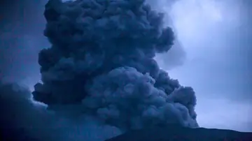 Imagen de archivo de un volcán en Indonesia emitiendo una columna de humo y ceniza