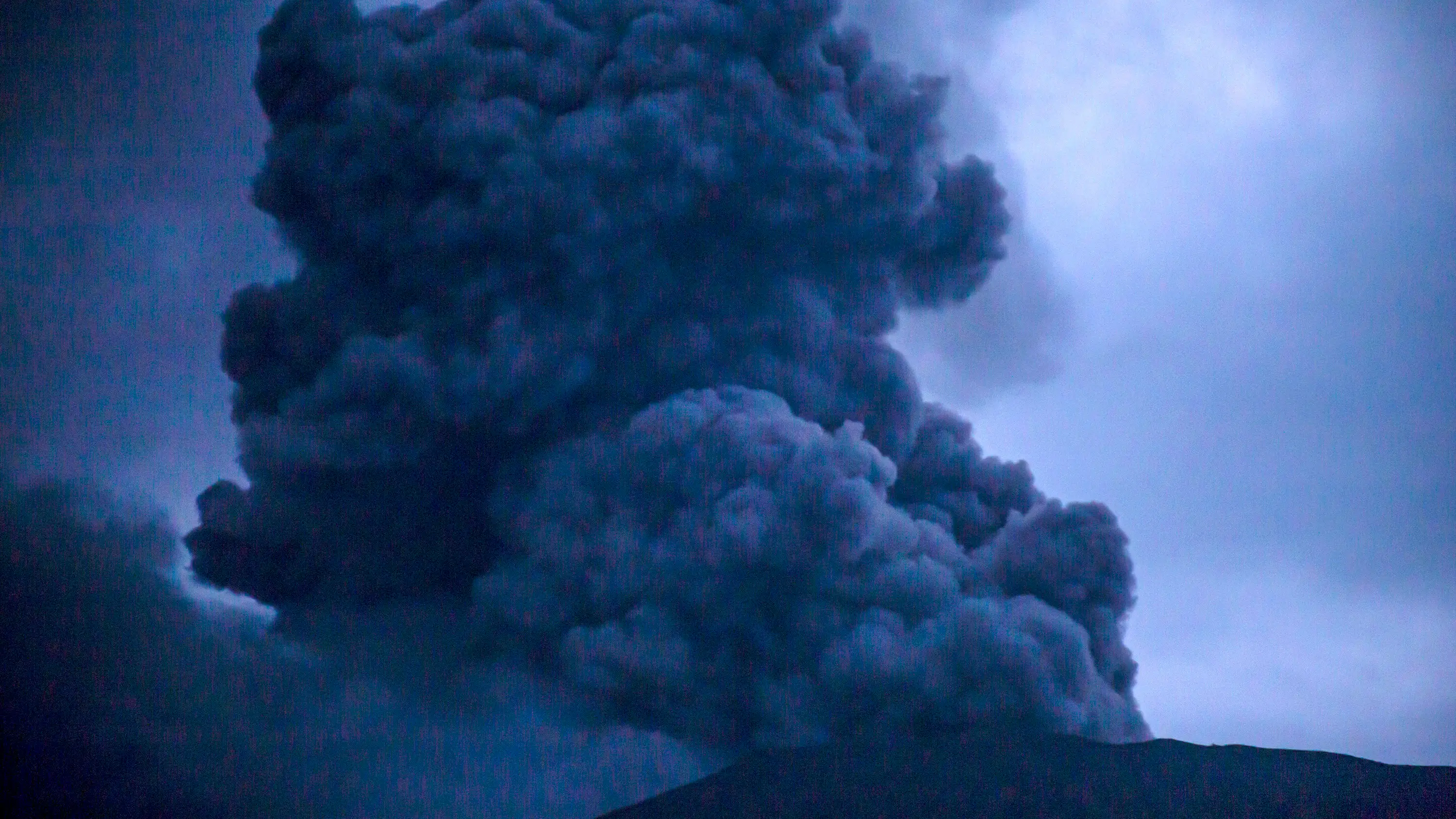 Imagen de archivo de un volcán en Indonesia emitiendo una columna de humo y ceniza Imagen de archivo de un volcán en Indonesia emitiendo una columna de humo y ceniza