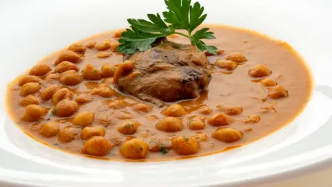 Garbanzos con carrilleras de cerdo, un guiso muy completo de Karlos Arguiñano Garbanzos con carrilleras de cerdo, un guiso muy completo de Karlos Arguiñano