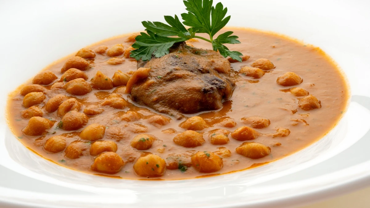 Garbanzos con carrilleras de cerdo, un guiso muy completo de Karlos Argui&ntilde;ano
