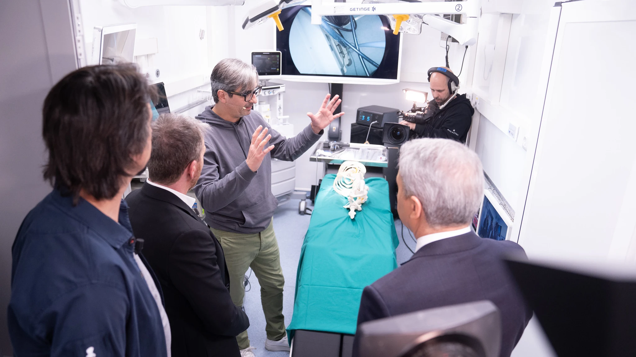Una unidad móvil quirúrgica para salvar vidas: Marron y Diego Gónzález Rivas presentan el futuro de la medicina Una unidad móvil quirúrgica para salvar vidas: Marron y Diego Gónzález Rivas presentan el futuro de la medicina