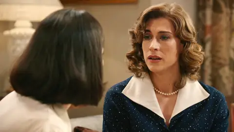 Marta, irascible por su situación con Fina, le niega un puesto de trabajo a María en la fábrica Marta, irascible por su situación con Fina, le niega un puesto de trabajo a María en la fábrica