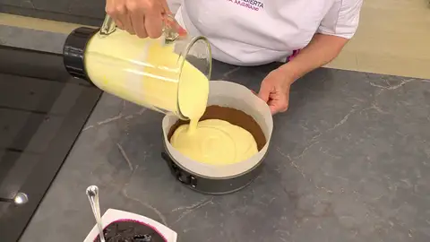 Vierte la mezcla al molde Vierte la mezcla al molde