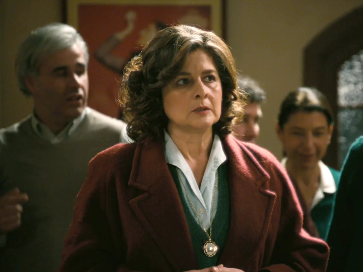 Llega a la colonia la madre de Tasio... ¡Para ayudar con los preparativos de boda!