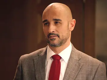 Jesús lleva al límite a Elena a cambio de información: “Diré a tu nuevo jefe que eres apasionada en la cama” Jesús lleva al límite a Elena a cambio de información: “Diré a tu nuevo jefe que eres apasionada en la cama”