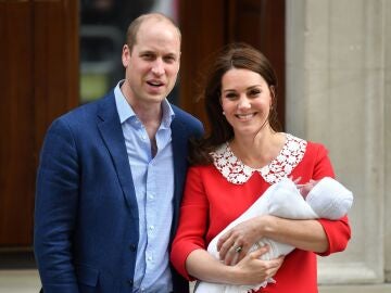 El príncipe Guillermo y Kate Middleton presentando a su hijo Louis
