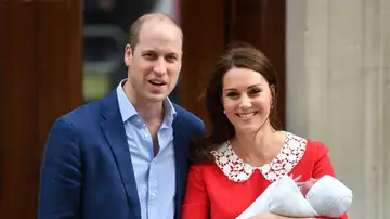 El príncipe Guillermo y Kate Middleton presentando a su hijo Louis